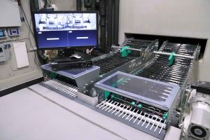 Die Eier, die die Hennen legen, werden täglich über das Band entnommen.