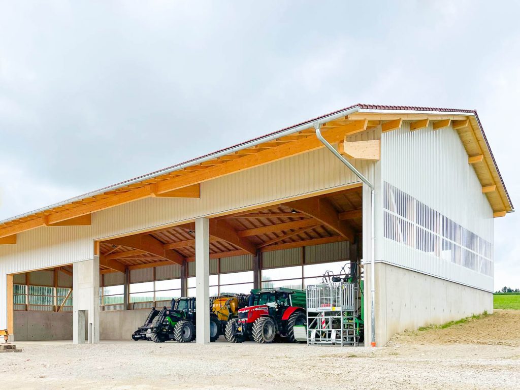 Landwirtschaftliche Maschinen- und Bergehalle mit integrierten Silos