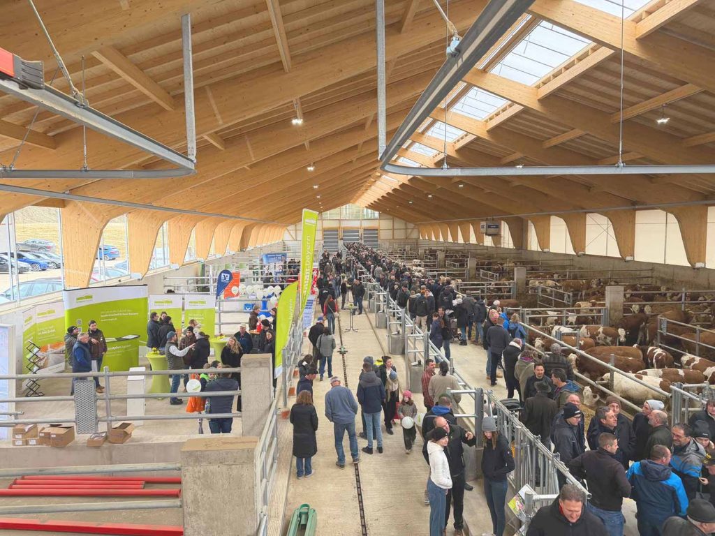 Die Besucher informieren sich bei den beteiligten Stallbau Firmen